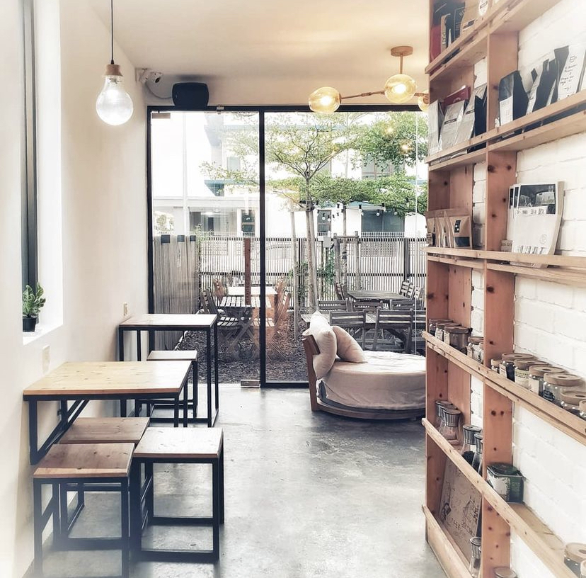 这里有着很多英文的书籍和小说，这里也有提供香浓的咖啡饮料