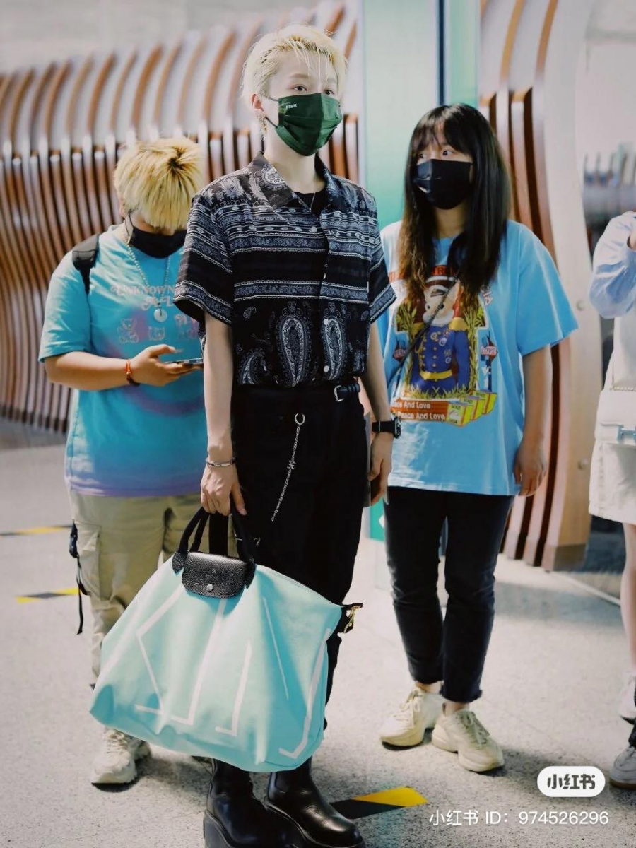 人气女团的时尚 ICON 「刘雨昕」将湖水绿色彩融入了饺子包中，如此大胆地配色让整个人的气质更加轻盈“昕”动。