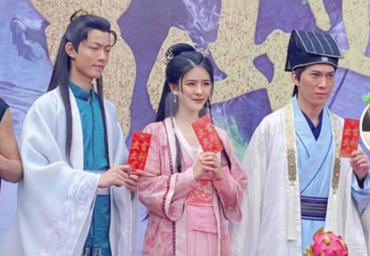 近日玖月收获演出机会，进组拍摄古装剧《东游之八仙过海》。现身开机活动现场的他，脱离了抖音美颜滤镜之后本人样貌令不少网友大跌眼镜，直言他靠美颜和灯光撑起来的颜值，在真实镜头底下瞬间“见光死”。