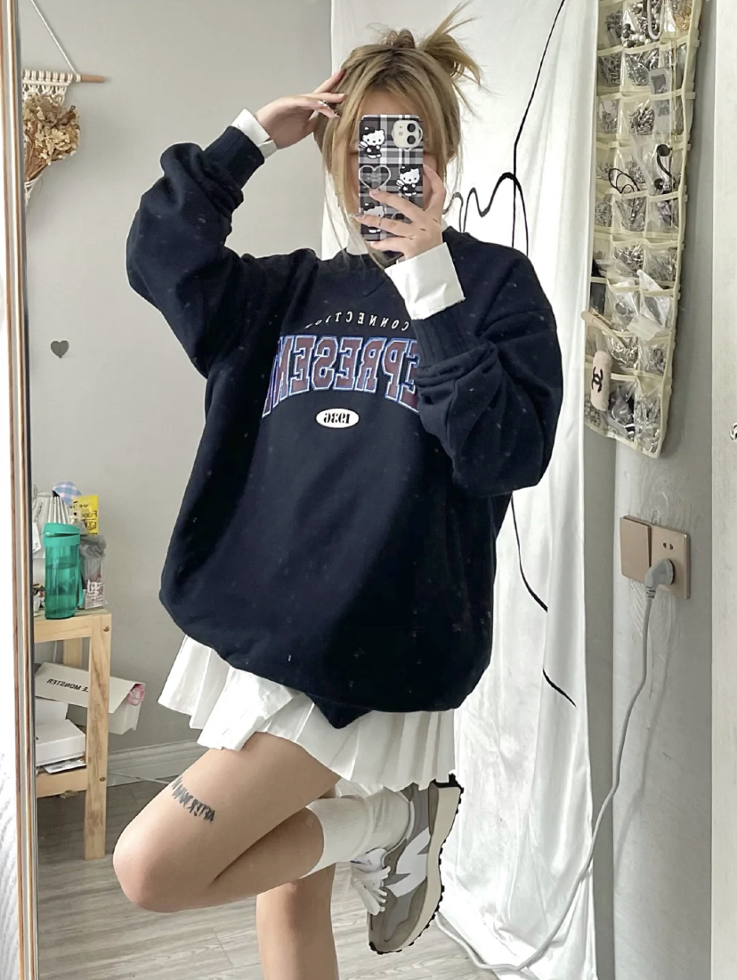 长款卫衣来搭配百褶裙真的超少女,修身效果也超明显