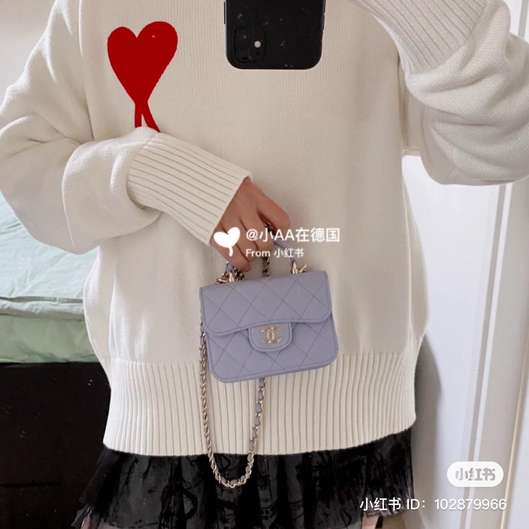 Flap Coin Purse with Top Handle新色推出后掀起不少小红书博主们疯抢!相信会成为本季的「断货预定」~
