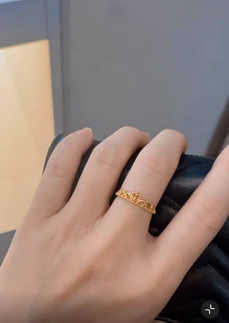 本次沿用了爱心的标志为主要设计，旁边则是由镂空花纹设计精心打造，在戒圈上的制作也非常精细还搭配了「圆点点」元素，让整个戒指既简约且不失优雅感。