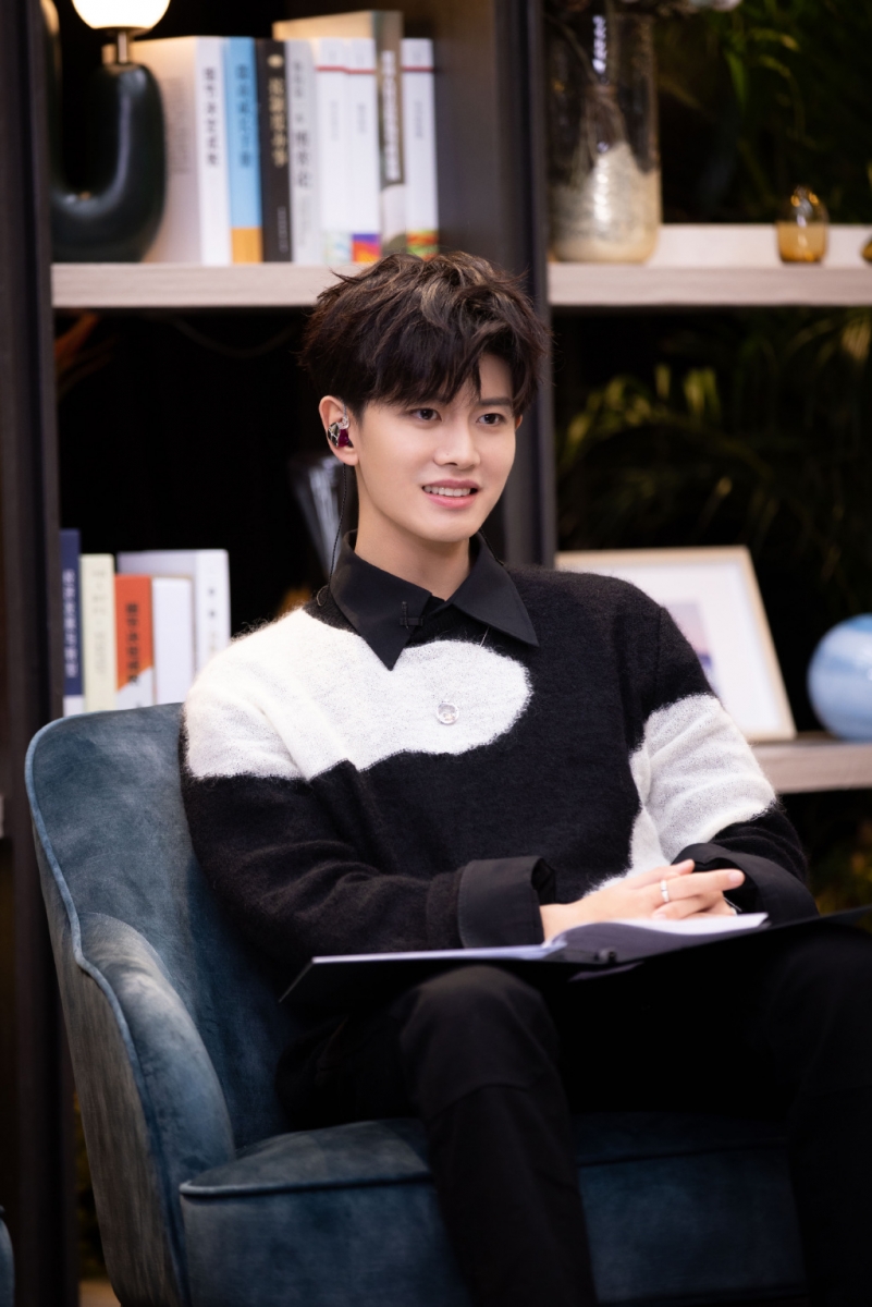 任嘉伦曾在采访中透露,自己首部作品《通天狄仁杰》就被选为男主角,但完全不会演戏、不懂走位,能做的只有把台词提前背到滚瓜烂熟。 可命运似乎总喜欢和任嘉伦开玩笑,戏当时确实拍完了,但公司却倒闭了,追梦和演艺之路颇为坎坷。