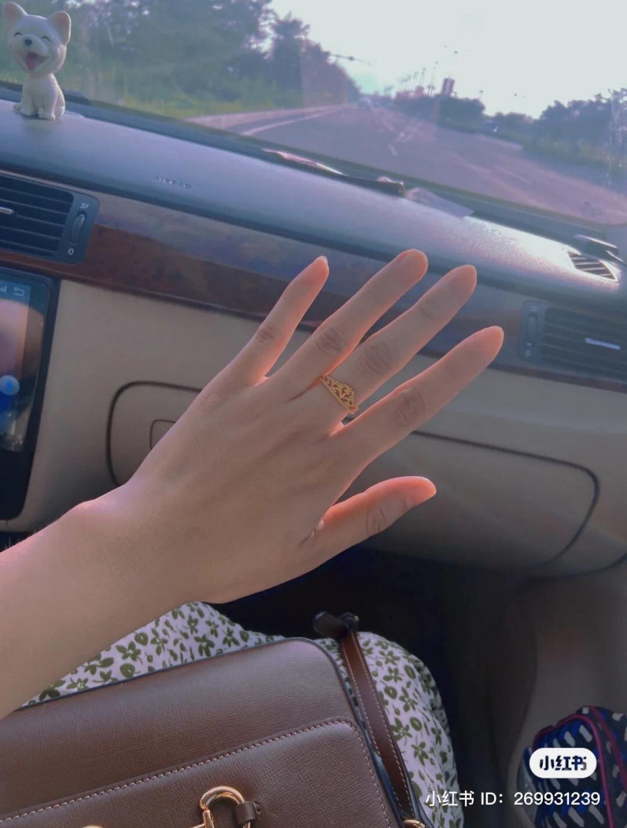 镂空小皇冠设计让人少女心爆棚,加上 18 K 玫瑰金戒圈以及钻石的搭配,不管是叠戴还是单穿都能为气质加分。