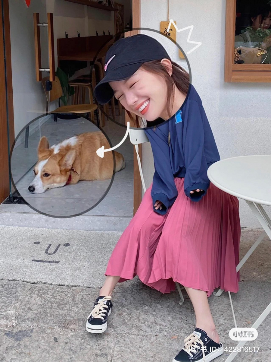 iPhone相册除了可以用来管理和存放照片、调色修图，还有一项很多人或许还不知道的「隐藏功能」-- 放大镜特效！只要4个简单步骤，无须使用其他修图APP，用iPhone相册中自带的小工具就能制作出超萌的「放大镜特效」照片