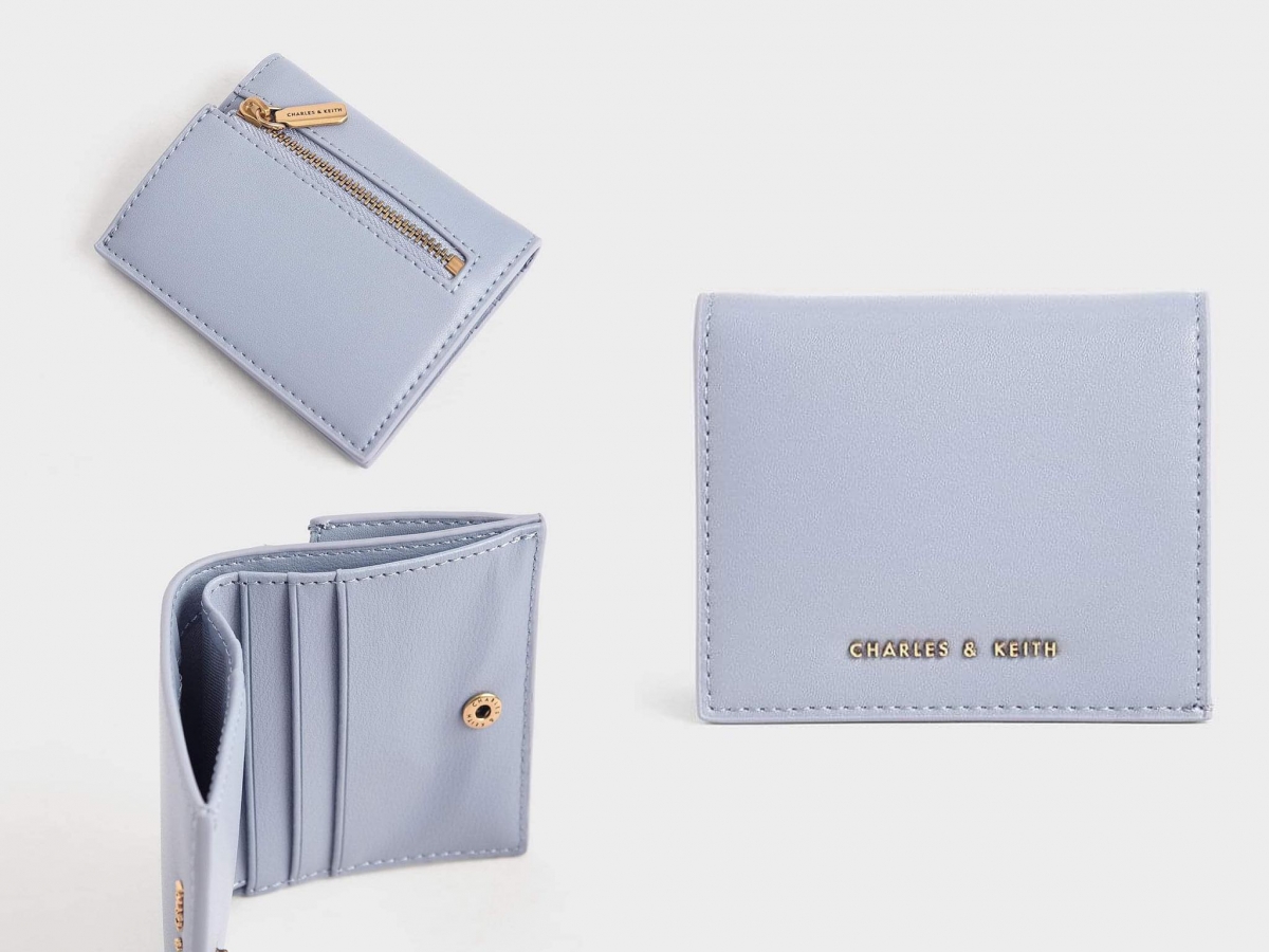 Charles & Keith Zip Around Short Wallet:春夏季推出后大受欢迎的一款折叠式短钱包,颜色是设计师特别调配的浪漫纯净系浅蓝色调;内里有6格卡片夹层、1格拉链零钱夹以及1格纸币夹层,整体CP值非常高!