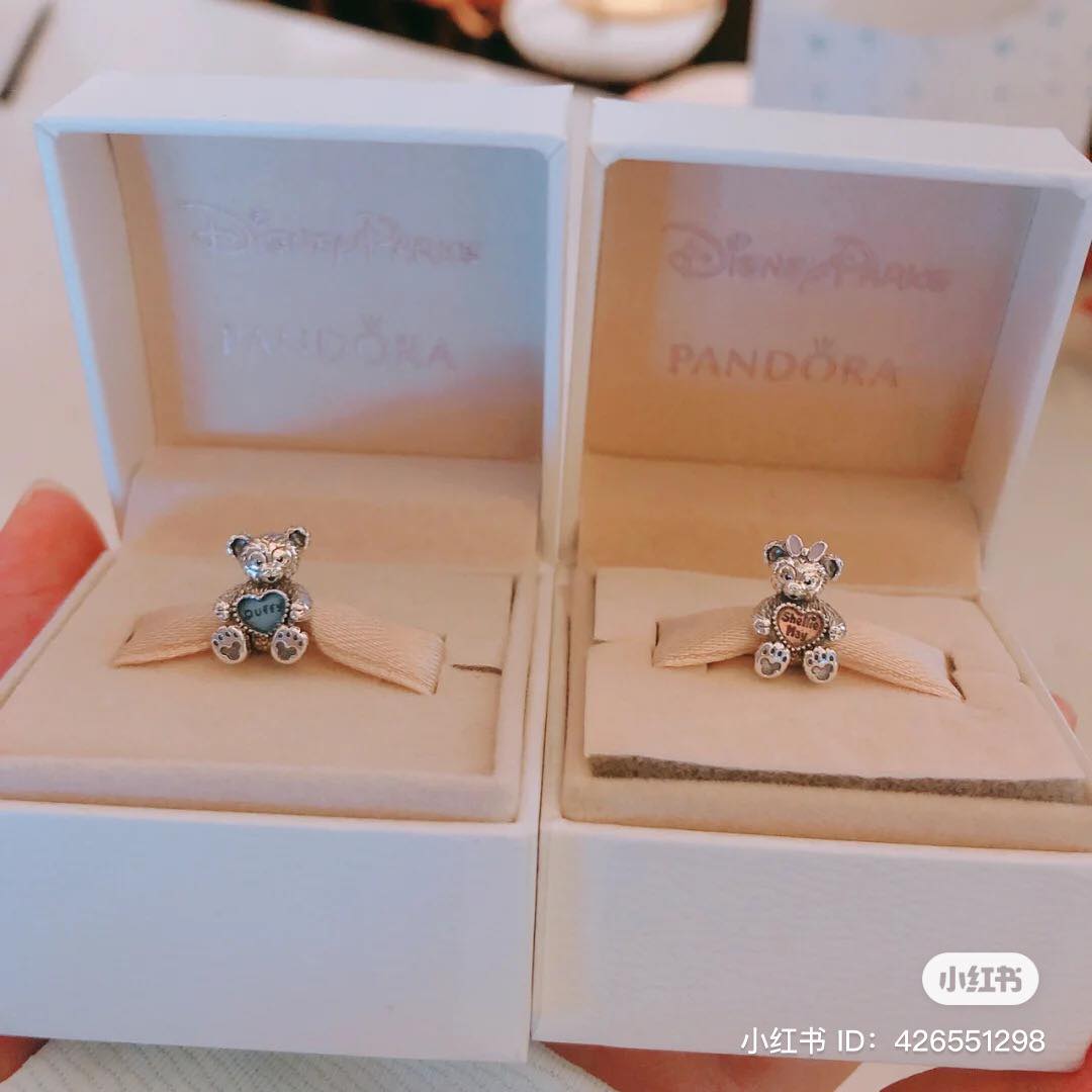 雪莉玫的头上更是绑了一个蝴蝶结，神还原童话里的人物，完全就是玩熊界里的高颜值代表。