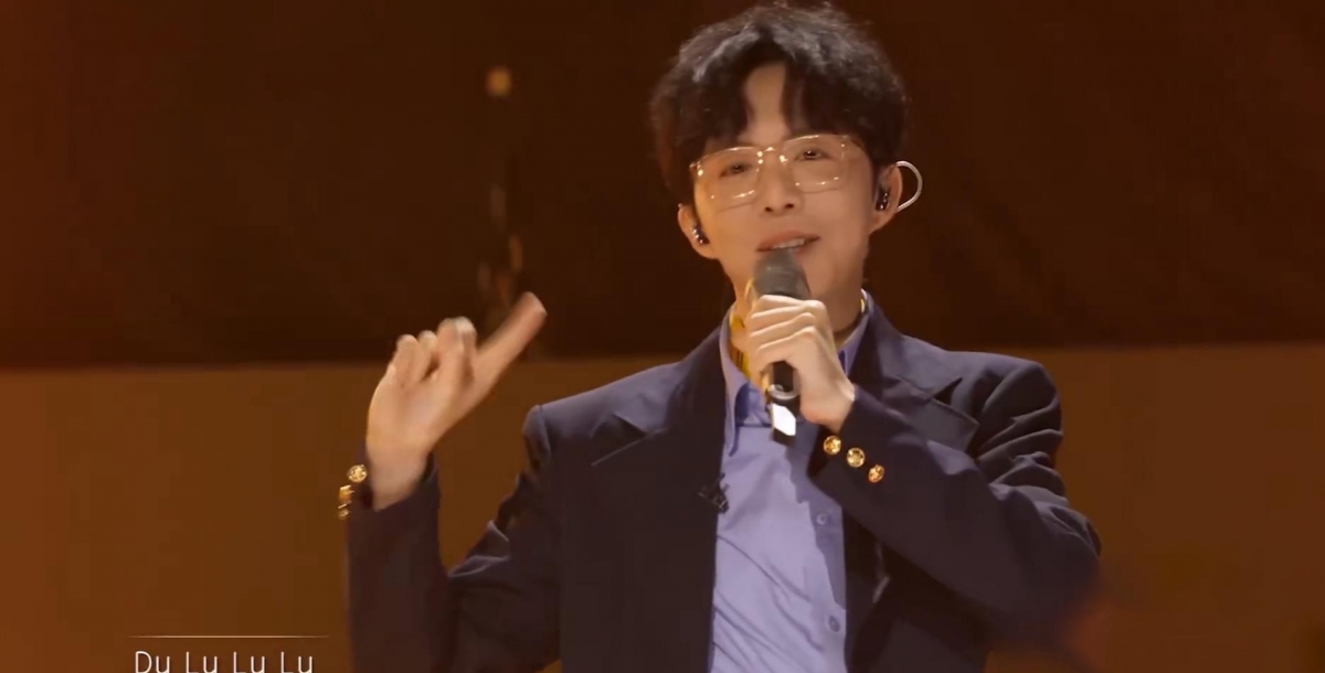 李云迪嫖娼被拘事件爆出后,中国演出行业协会公开声明对他进行封杀,个官方单位也发公告斥责他作为公众人物道德自律缺失。网友们对此处罚议论纷纷,其中最广受热议的话题之一,莫过于「因为嫖娼被行业封杀,处罚是不是过于严重」。