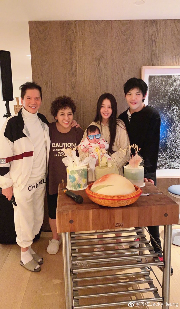 郭碧婷是我们眼中嫁进豪门的女人,自从结婚后,很多人都在关心她的肚皮动静~毕竟她是唯一能让向家开枝散叶的媳妇。虽然郭碧婷现在处于高龄产妇的年龄,但在去年还是迎来了和向佐的爱的结晶。