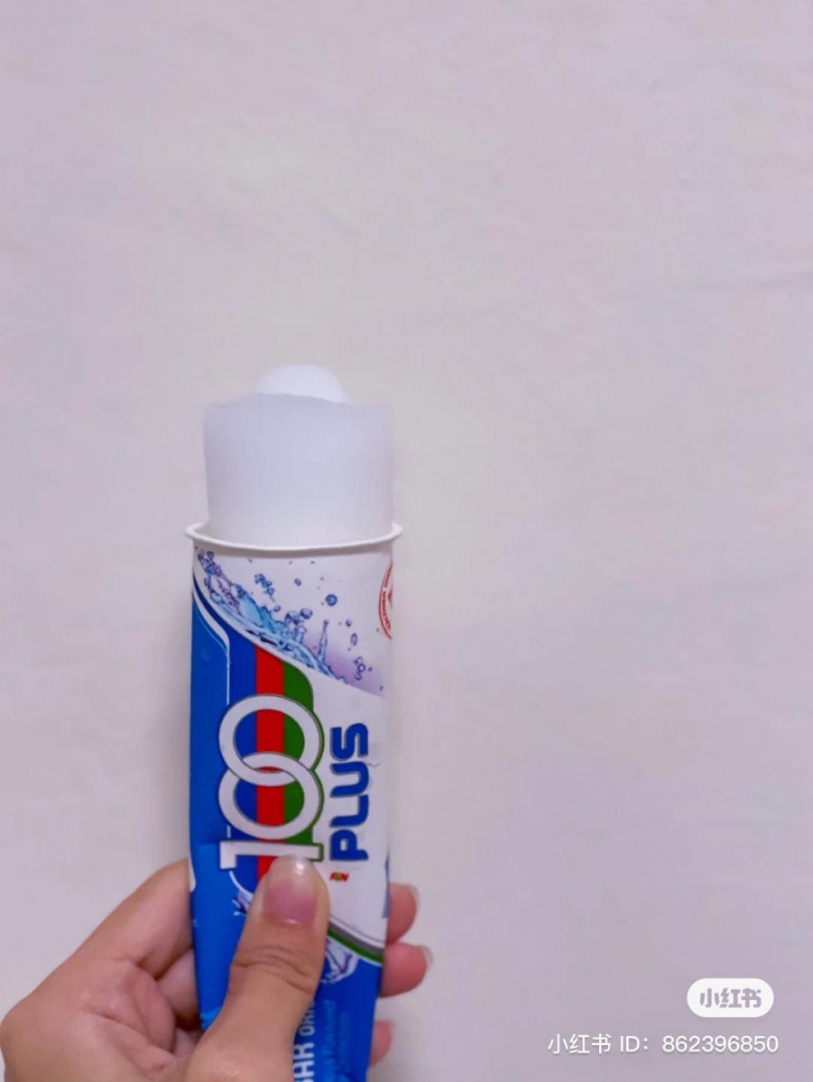 据很多网友和博主阐述,100 PLUS 冰棒系列吃起来是那种清甜酸酸的冰凉感,甜而不腻真的很解渴,非常适合夏天祛清热祛暑。
