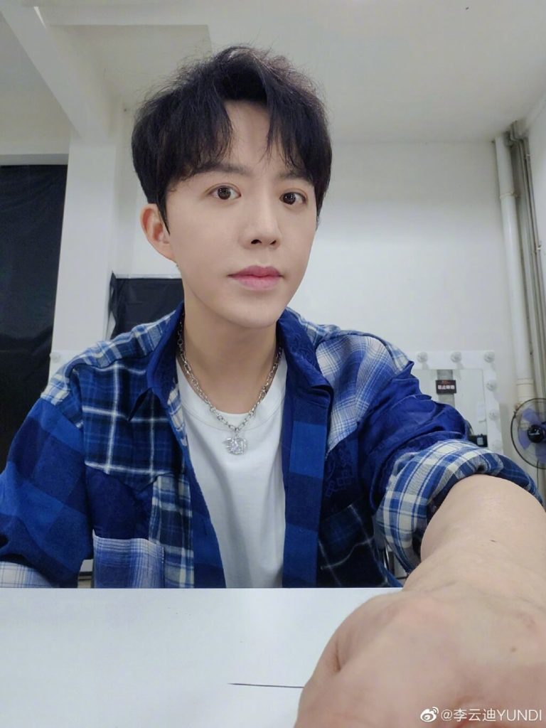 《披荆斩棘的哥哥》节目组昨晚起火速下架了所有前几期包含李云迪镜头的所有视频;官方微博搜索李云迪名字,现也已经查无任何内容。 不少网友歪楼留言道:「希望成团夜复活梁汉文或陈辉哥哥」。