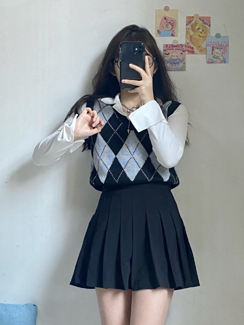 文艺又带有少女感的时尚穿搭,菱格马甲搭配白衬衫或内搭,真的非常有氛围感!