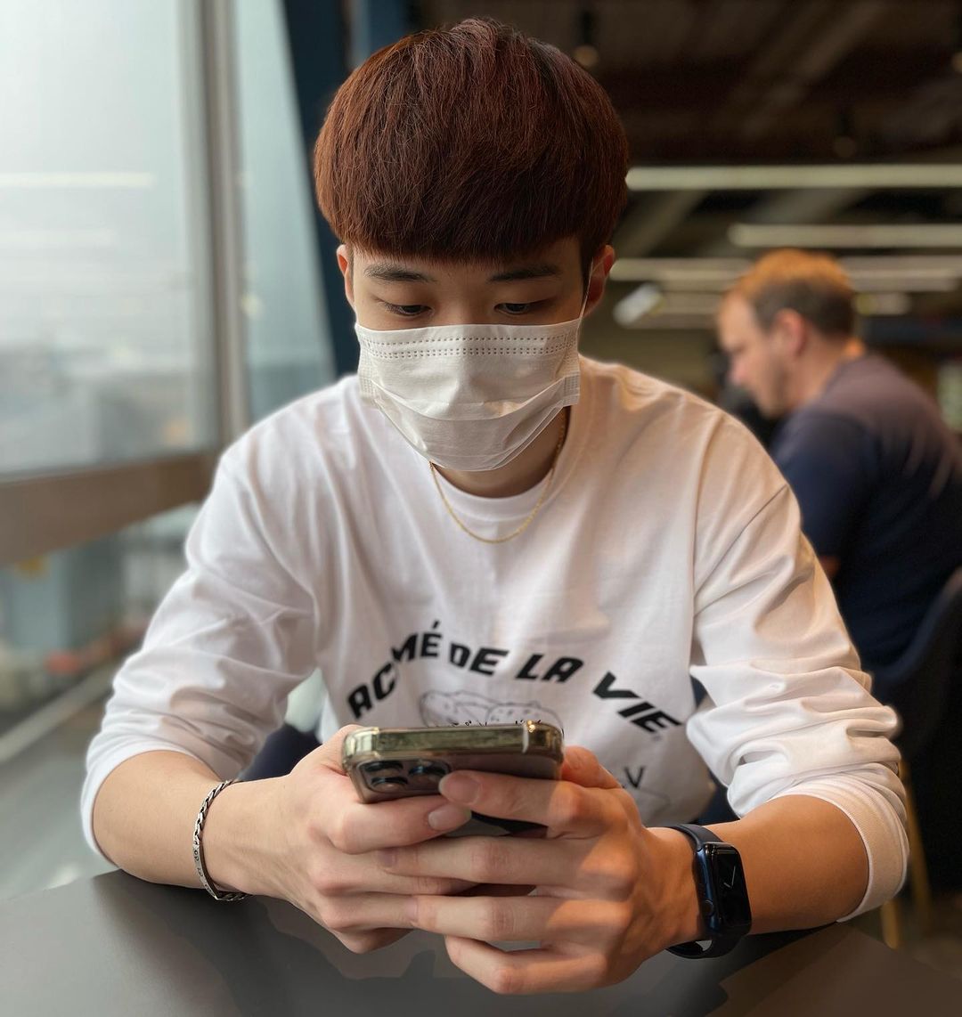 别看黄智勇模样依然稚嫩如高中生,他的身高有足足180公分,和李梓嘉一样都是高个子呢!教练黄综翰透露,黄智勇进入国家队时体重58KG过轻,容易影响对抗力度,因此格外注重他的体格及增肌训练。