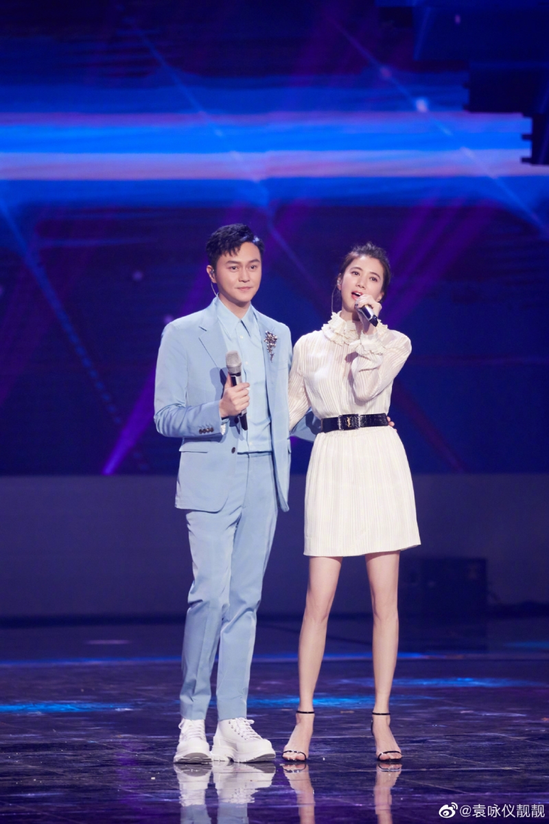 张智霖坦言自己和袁咏仪携手走过的这些年里,一直深知人生无常,所以格外珍惜相伴彼此的每时每刻:「我常常也会跟袁咏仪说这些事情(死亡和告别),所以珍惜现在,现在是最美好的一刻」。