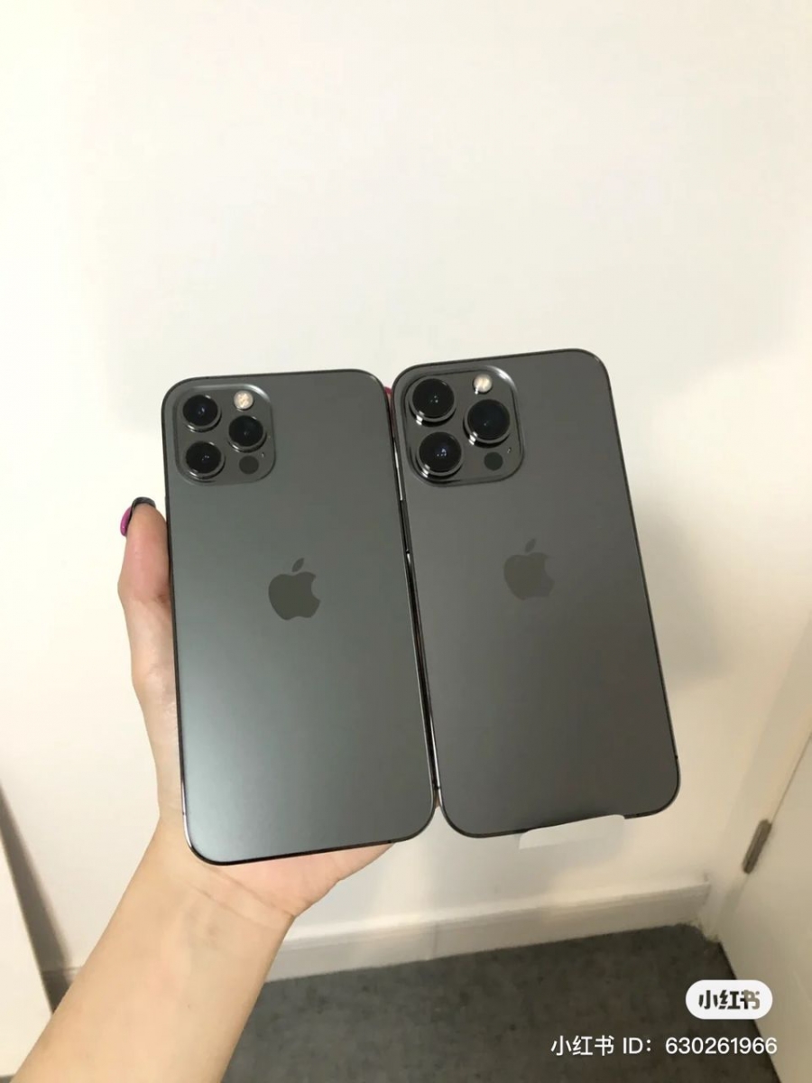 对比了 iPhone 13 和 iPhone 12 Pro 「石墨黑」,从外观来看基本上没有什么大变化