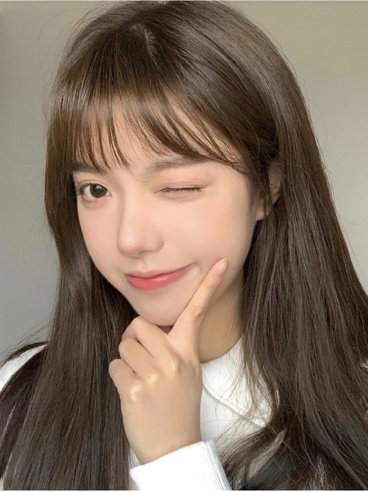 精华液的类型,市面上普遍最常见的可分为3种,即抗老型精华液、修复型精华液、美白淡斑型精华液。精华涂错等同于浪费!下面即刻来给大家科普不同类型精华液个别的正确使用方法: