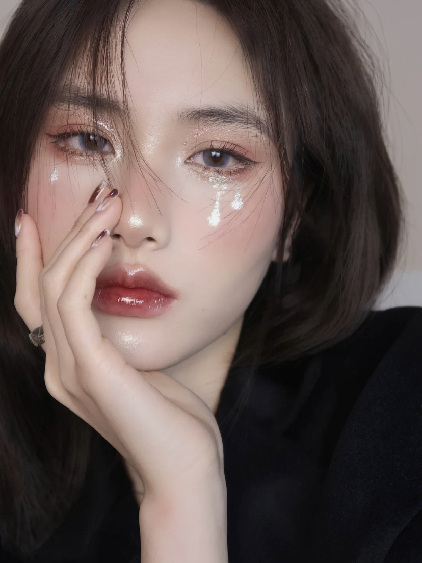 重点在于使用亮片眼影勾勒出眼泪!建议使用液体亮片眼影来上妆,有刷头会更容易勾勒出眼泪的形状!