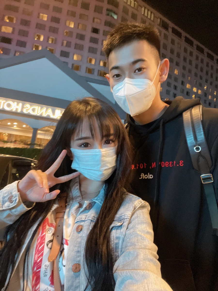 最近,YBB 在脸书上晒出和老板一起上云顶的亲密照片遭一堆网红吐槽是否重回旧路~YBB 事后也发文澄清「只是单纯做直播,不要想太多,我会乖乖的」。