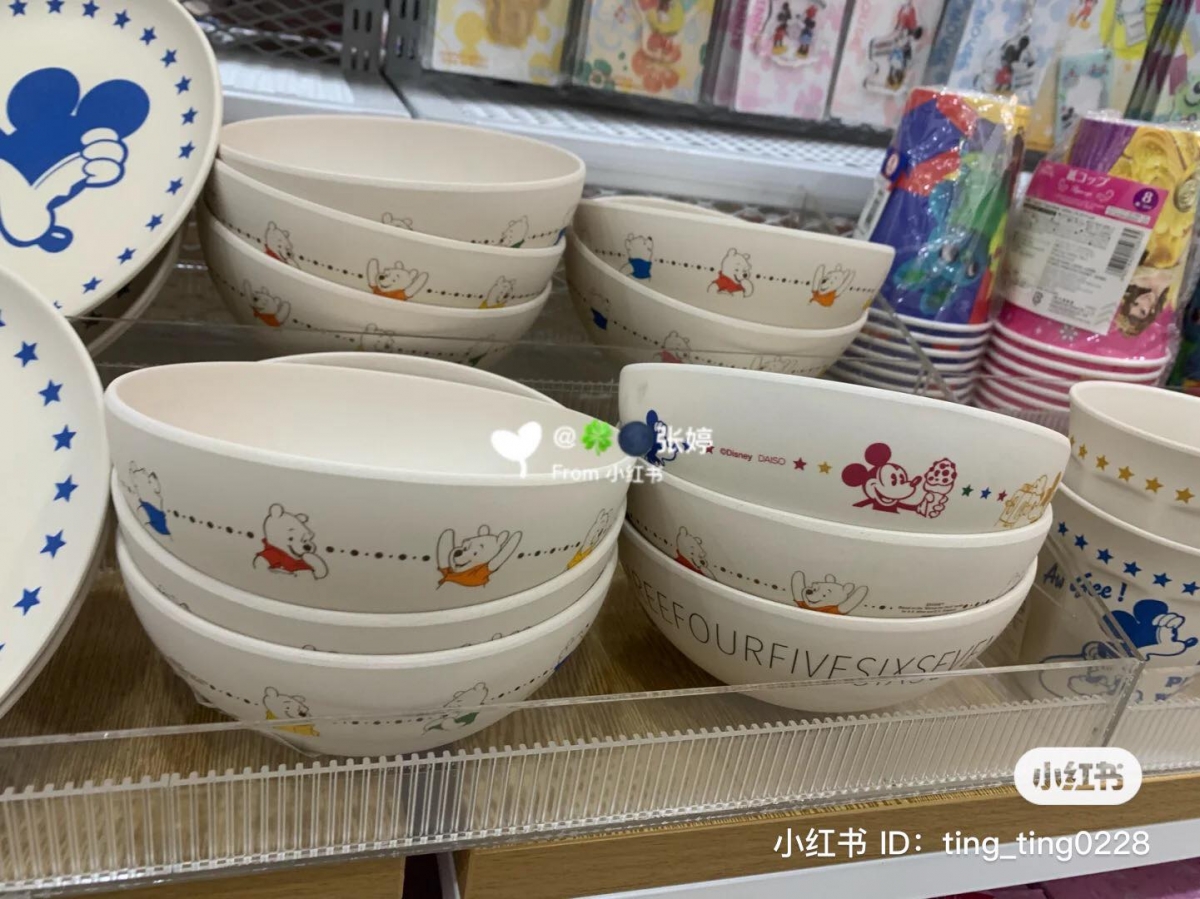 若你比较偏爱简约的款式,大可以入手小熊维尼.陶瓷碗系列。