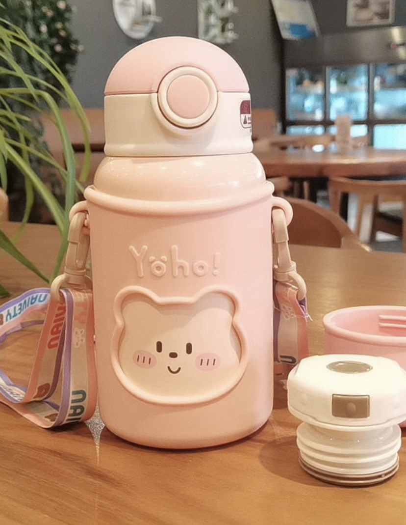 瓶盖防漏而且还自带有一个小杯盖,饮用时可以将它充当为杯子