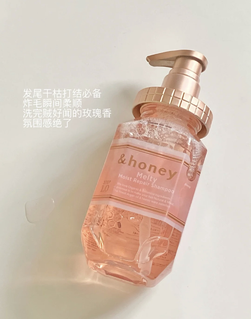 成分里也含有3种不同的蜂蜜，60%的麦卢卡蜂蜜、30%尤加利槐蜜、和日本生蜂蜜。