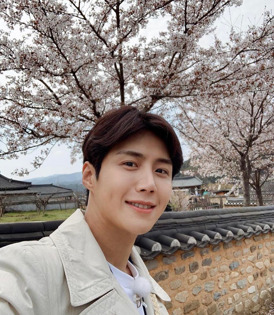 昨日金宣虎被卷入K某丑闻爆料事件后,先是公司在如此大的风波下竟然直接神隐;后来《Sports朝鲜》李姓记者开直播点名K某就是金宣虎;再到同剧演员申敏儿方选择推迟《海岸村恰恰恰》终映采访...各方耐人寻味的表现,让「K某丑闻爆料事件是否就是金宣虎」的讨论持续发酵。