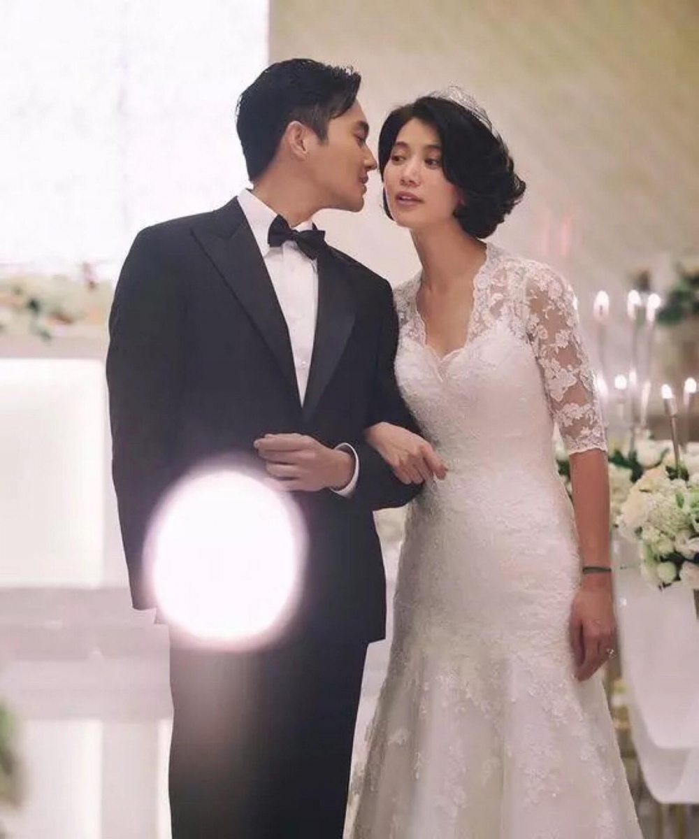 张智霖的解释,让不少屏幕前的观众泪目:「幸运的是,茫茫人海中能娶到相随相伴近30年依然恩爱如初的她。而不幸的是,等到彼此都白发苍苍那一天,俩人之间总会有其中一个人先走。 」