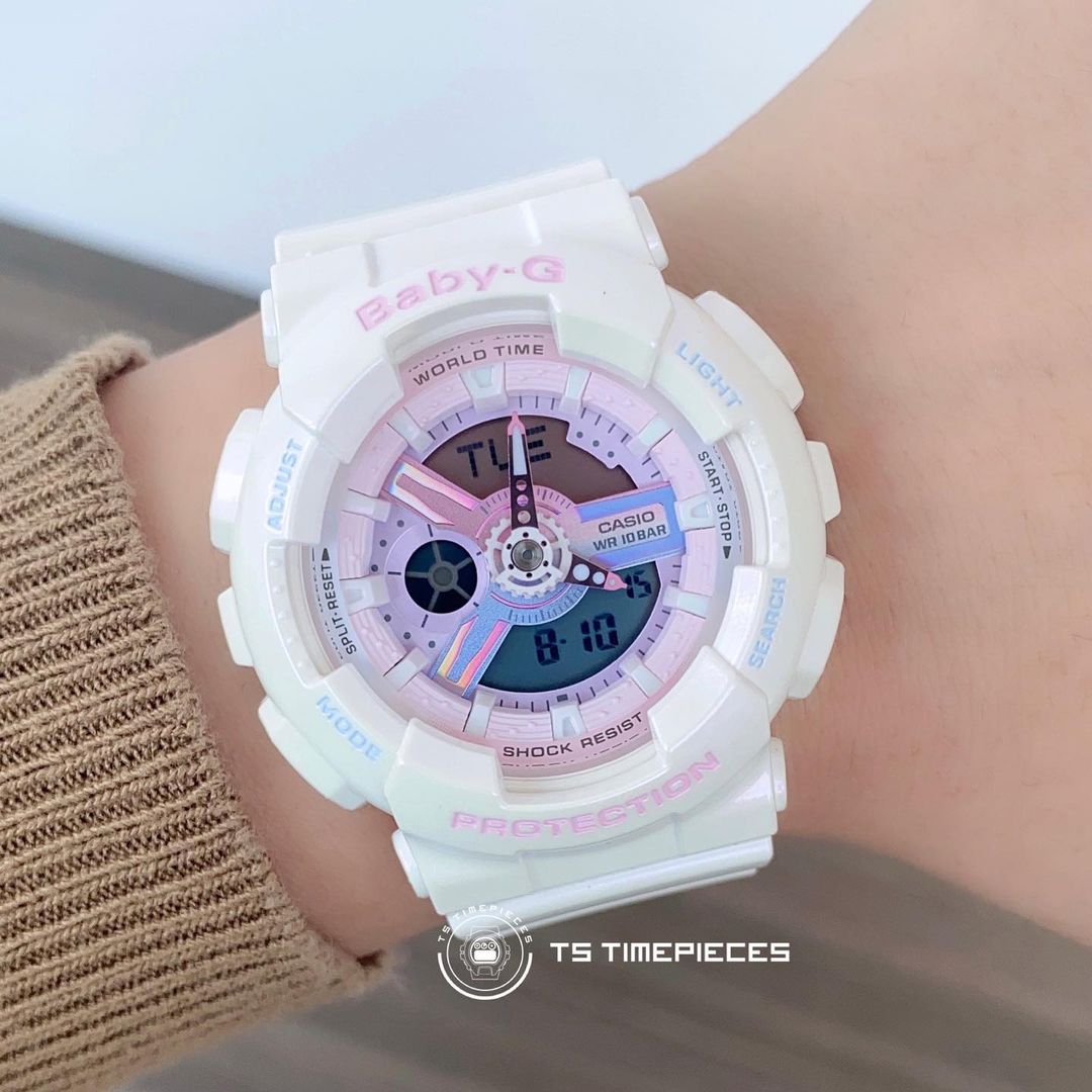 整个白色表壳以及表带都采用了炫光涂层处理，所以每次转动手腕，皆可呈现不同光彩。表盘上也采用了多彩渐变的色彩，结合粉、紫、蓝等少女色