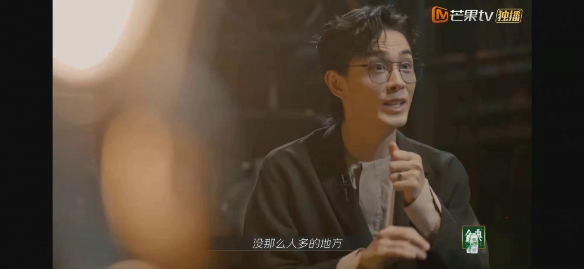 李承铉面带羞涩透露:「那肯定是我主动的~」,紧接着超详细地描述了自己和戚薇的初吻经过,一旁的大家都表示超有画面感啊!「那时候我找了一个稍微黑暗的、没那么人多的地方...我(想和她)说我真心的心里话,这个时候我心里没有任何别的目的,但是越走到这个没有人的地方...」。