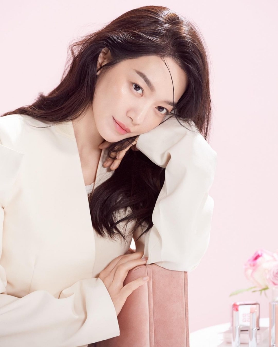 申敏儿冻龄护肤保养TIPS 3 ：日韩女生超夯的「油保养」秘诀，女神申敏儿本人也大推！除了可以在化妆水或面霜之后涂抹，还可以添加到面膜中加乘效力，抑或是上妆前添入粉底液中混合使用，让底妆更润更服帖。