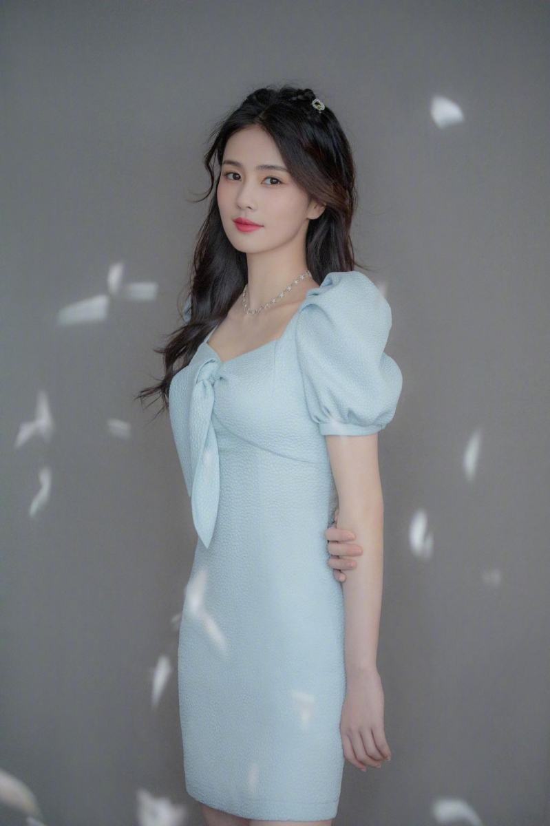 白鹿本人也亲口证实过，她的本名为「白梦妍」，特别有诗意！不少网友表示白鹿真名很好听且有记忆点，倘若当年没改名，或许早就火了！