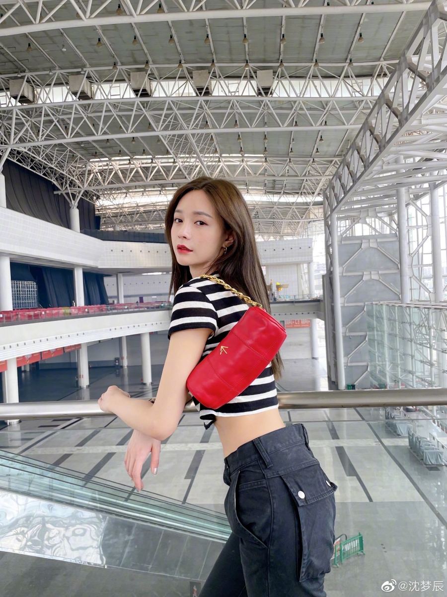 沈梦辰除了有在经营小红书分享一些保养、穿搭的小 TIPS，最近更是卖起了「二手衣服」来让爱美的女孩也能 GET 沈梦辰同款的 OOTD 啦！