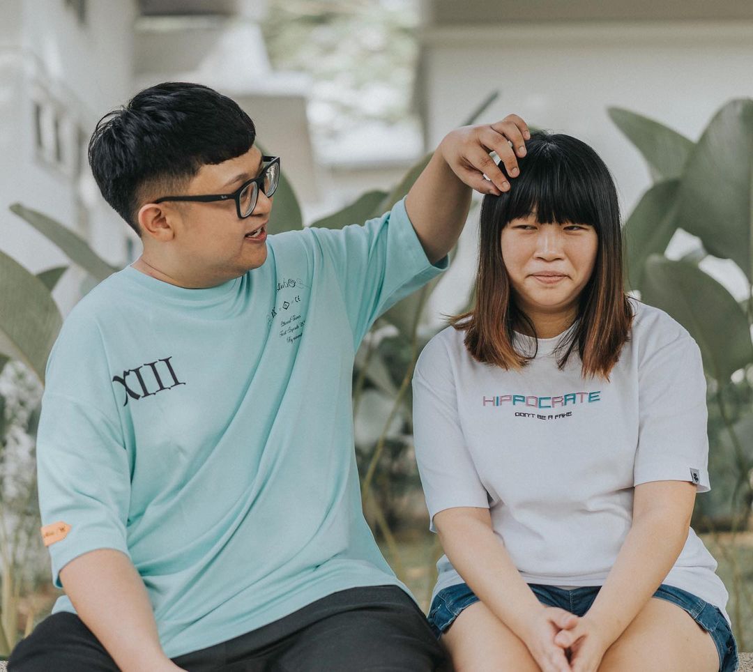 Yiyi则回答了另一名关心妹妹近况的粉丝提问:「(妹妹出院后)刚开始是一个月要去验血两次,抽血抽到手肿、淤青,看了真的很心痛。」