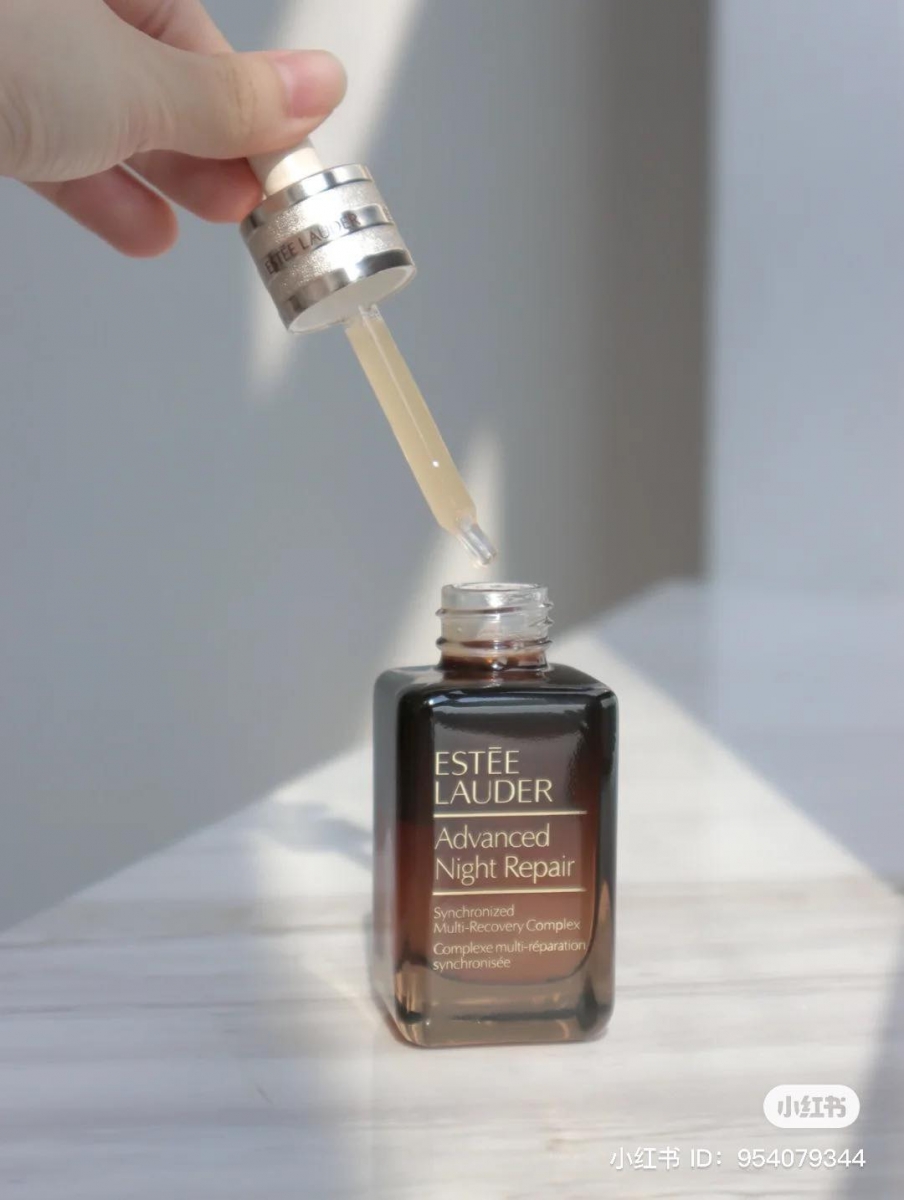 ESTEE LAUDER Advanced Night Repair Serum Synchronized Multi-Recovery Complex小棕瓶精华:其中蕴含主打修复肌肤的10%二裂酵母成分,除修复以外也侧重抗老功效,激活胶原蛋白增生以及肌底新生细胞更新。
