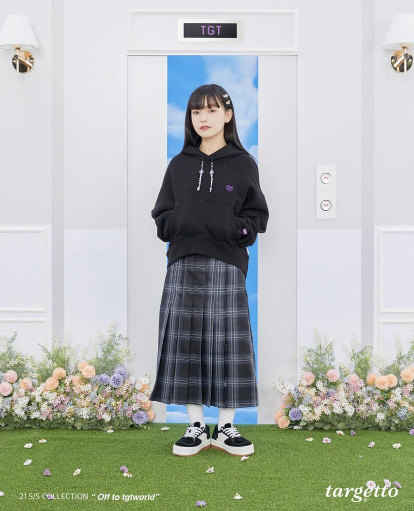 主要以女性服饰为主的小众潮牌,服装整体设计偏少女、小清新和学院风