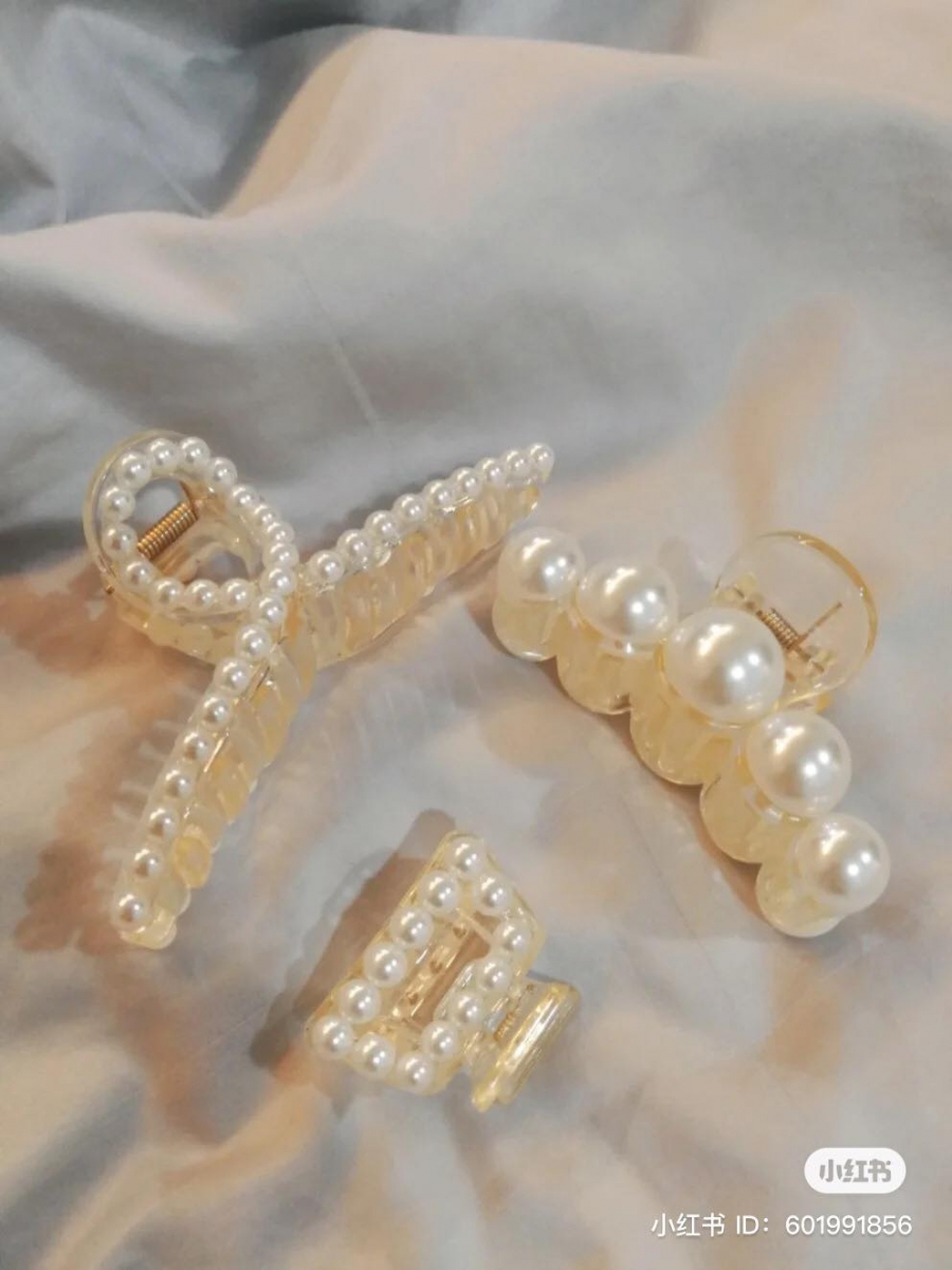 近期上架的新品更是 FOLLOW 最夯的潮流,以珍珠、雾面、亚克力等发夹为主,每款都不到 RM 5 瞬间撩起女孩们的购物欲望