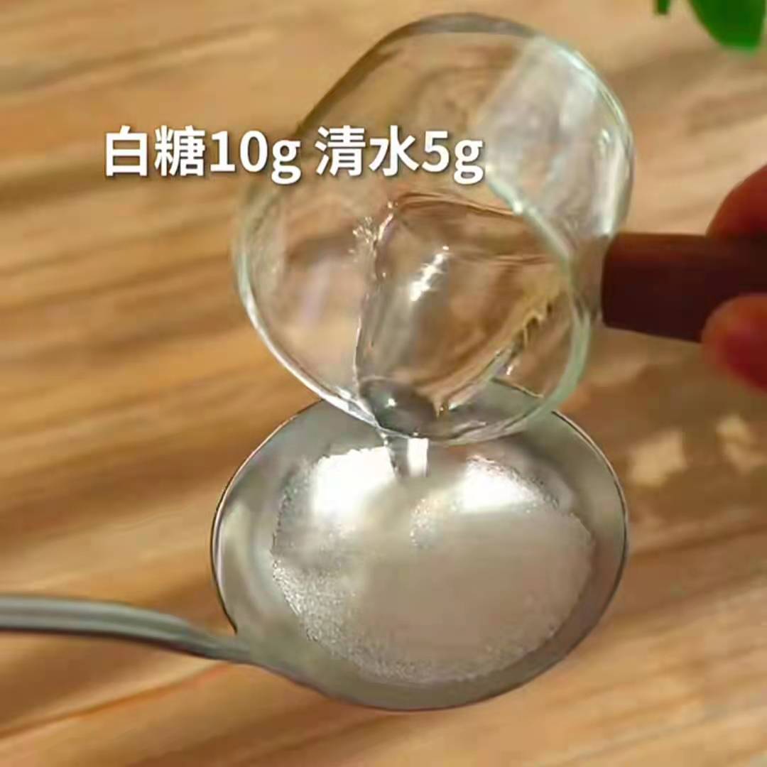 首先在小锅里放入白砂糖+加水,浸湿糖的程度即可,(如果没有锅,用大勺也可以哦!)