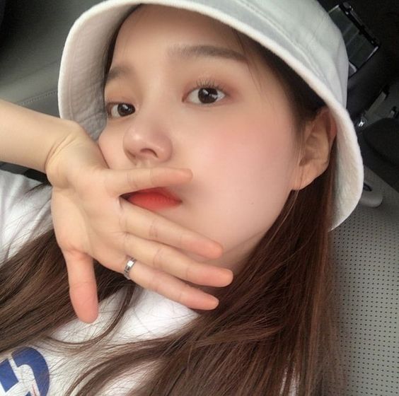 Melano CC乐敦美白精华使用方法(四):一定要严格做好防晒,否则维生素C在阳光和紫外线底下很快会失去活性,想要成功美白肌肤绝对不能忽略这步啊!