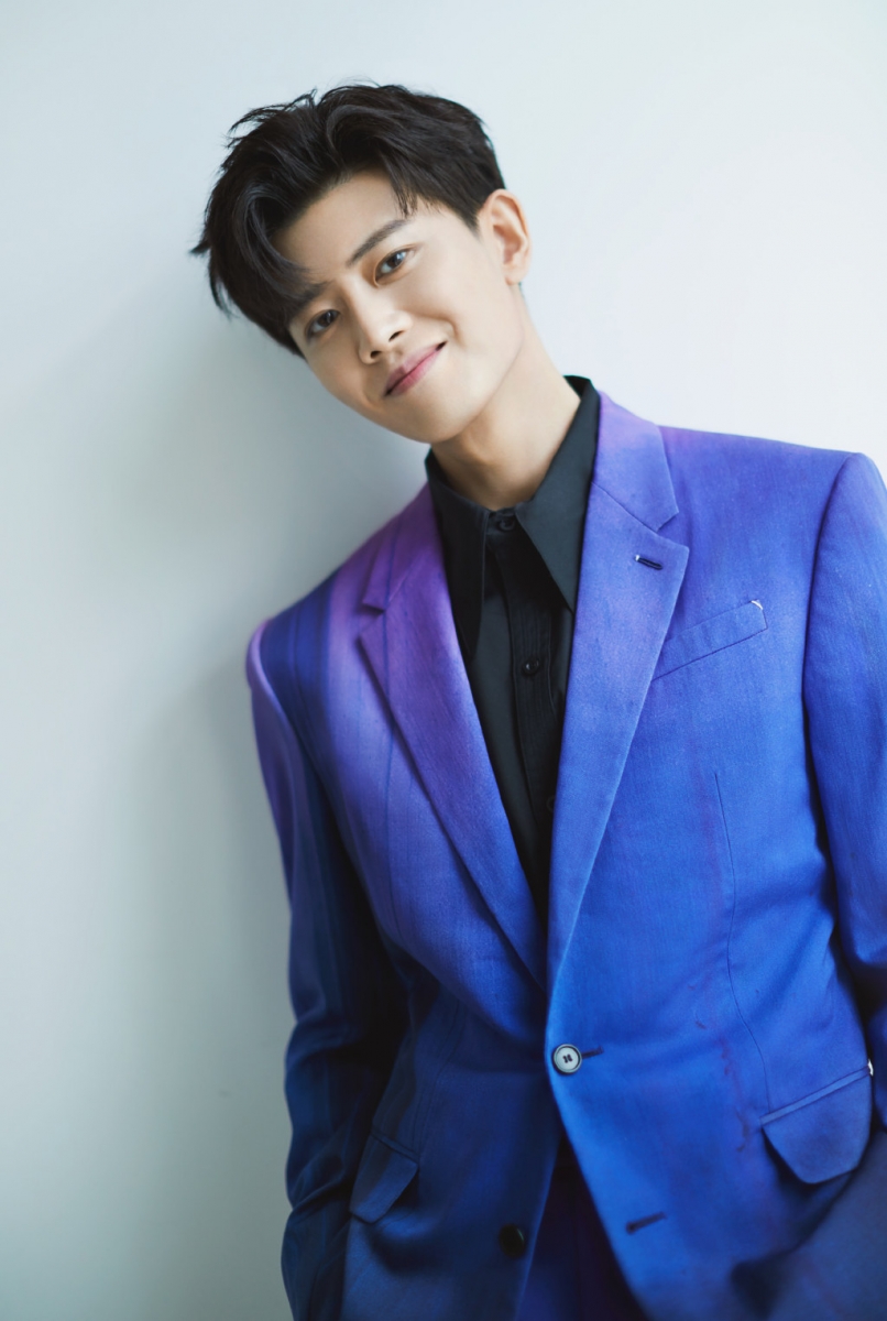 在任嘉伦说过的「正能量语录」中不难发现,现实却是曾给过他不少打击和失望,但他没有专注于自己「失去」什么,而是选择爬起来,继续奔跑和努力;学会了接受即使努力了也会有遗憾、积累了面对失败的勇气和坦然,这便是他一路走来的获得。