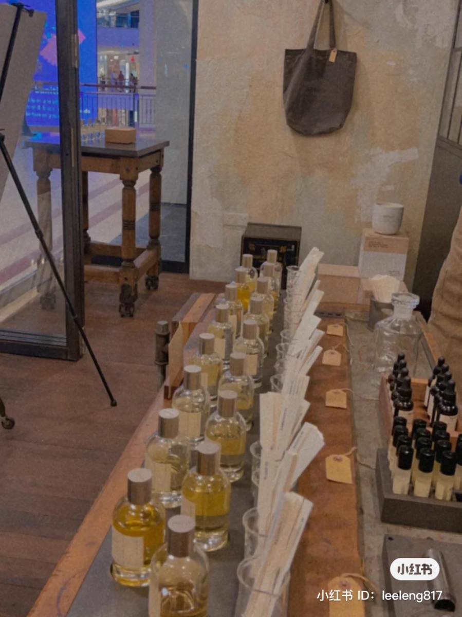 极简透明的玻璃瓶搭配定制的打印标签，与生俱来散发着浓浓的高端气息，完全符合所有女生的审美要求。