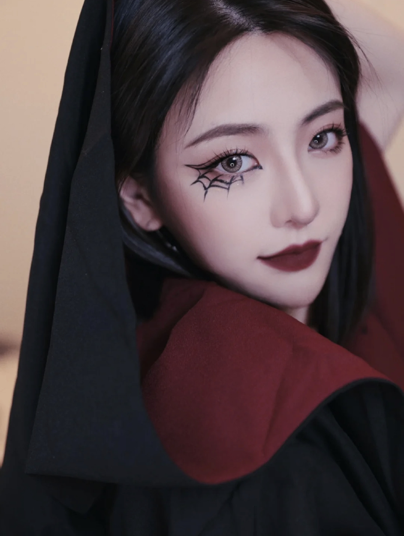 暗黑系风格的妆容搭配蜘蛛网眼线,让眼妆更有特别的亮点!