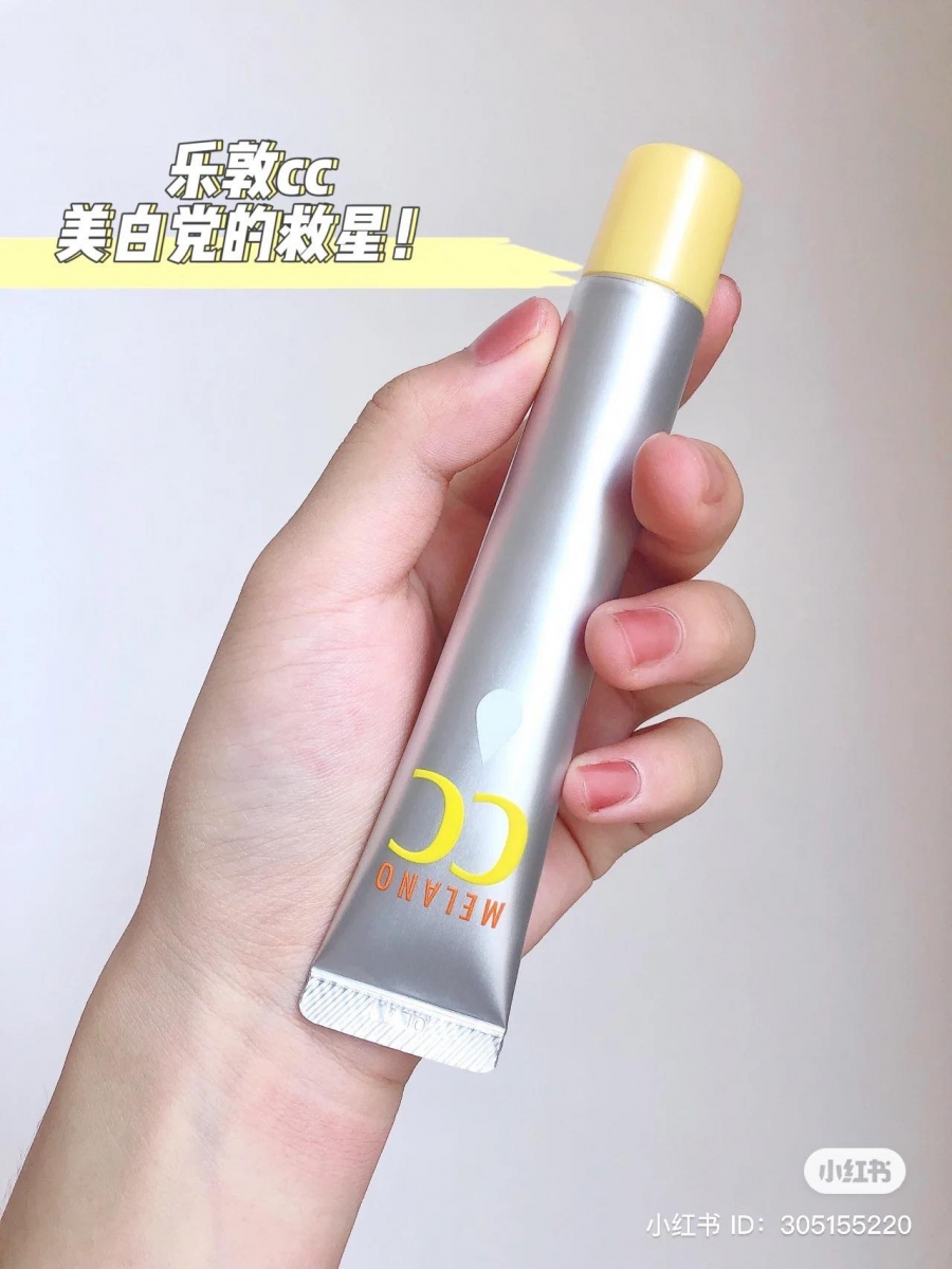 最近天气闷热又长时间戴口罩,经常容易闷出痘痘闭口,稍不留意就留下痘印(哭)油脂分泌紊乱好容易有毛孔粗大困扰~不少小红书博主疯传5招用『Melano CC美白精华』达到美白、祛痘印、收缩毛孔效果