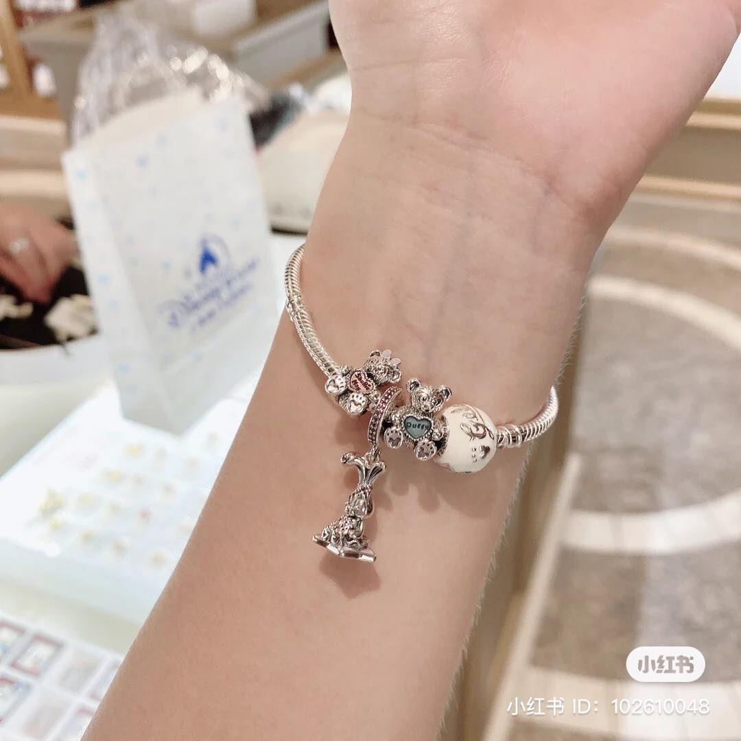 众所皆知，「达菲家族」是迪士尼新晋玩偶，人气甚至比米奇米妮还高。