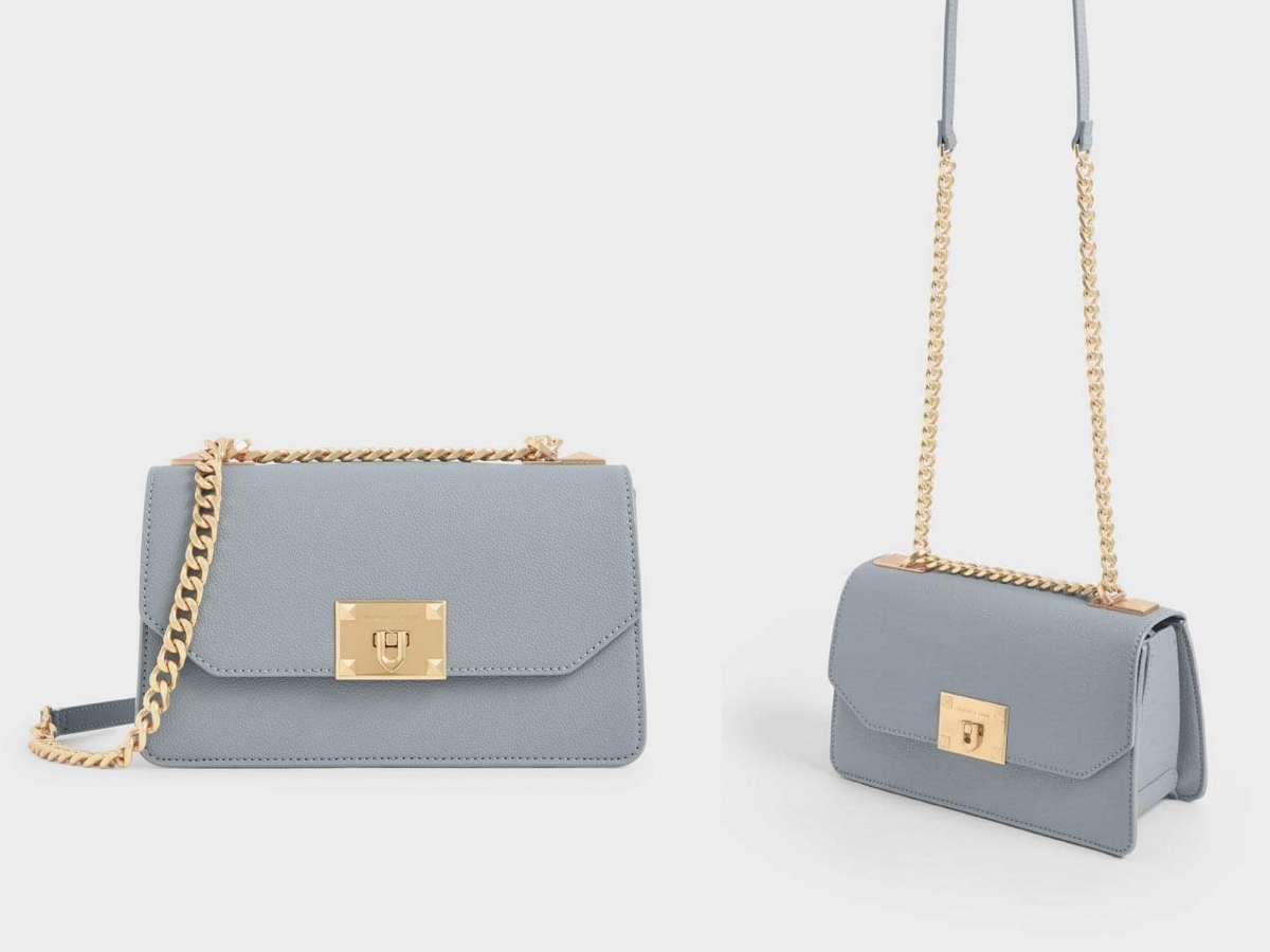 Charles & Keith Classic Push-Lock Crossbody Bag :百搭的灰蓝色斜款包,方形五金上有小铆钉点缀,链条拼接包身同色系皮革背带非常有设计感,可以自由调节成双层链带当手提包拎着,高级感UP!