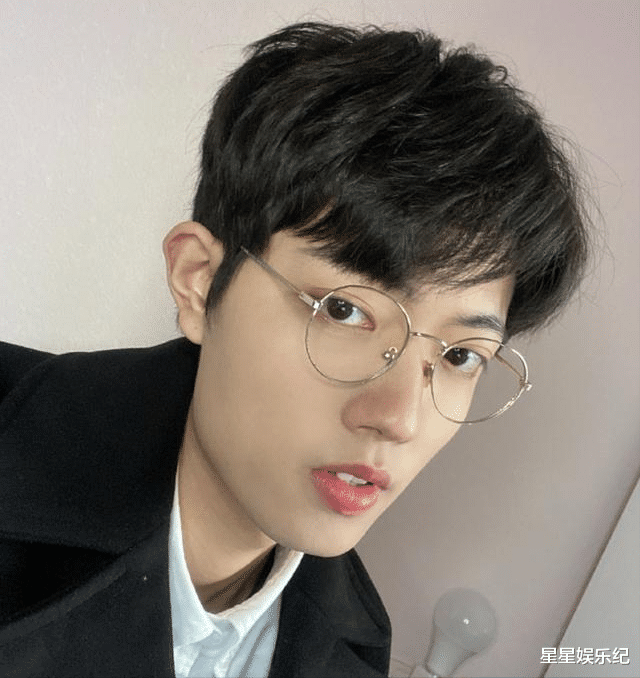 玖月没了美颜滤镜加持的真实样貌掀起许多网友热议：「不能说是和肖战不像，只能说是毫不相干」、「果然抖音上…什么人都能是帅哥美女」。