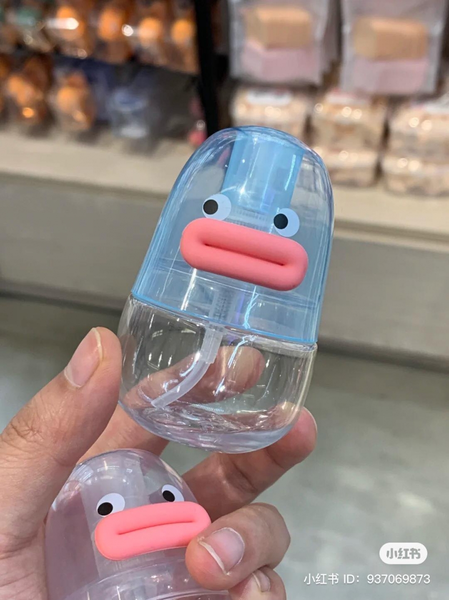 防疫必备的酒精喷瓶！头小身大的圆润外形加上鸭子呆滞的眼神以及厚厚的嘴唇，瞬间为瓶子增添不少喜感