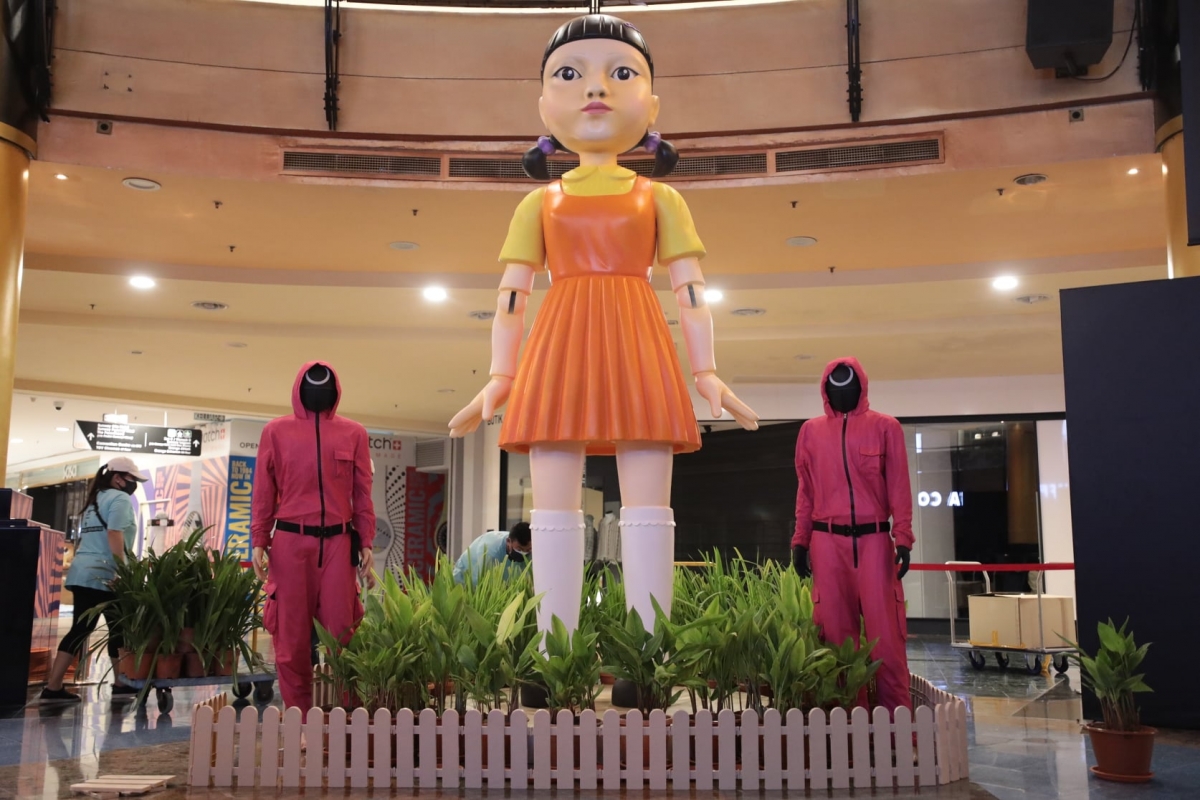 这一波...鱿鱼游戏「123木头人」中模样超惊悚、哼唱内容魔性又洗脑的木头人娃娃「恐怖小女孩」,她真的来了! 巨型恐怖小女孩今日凌晨在工作人员们的辛苦打造下「悄悄」进驻了Sunway Pyramid购物广场,即日起就能一睹其庐山真面目喽!