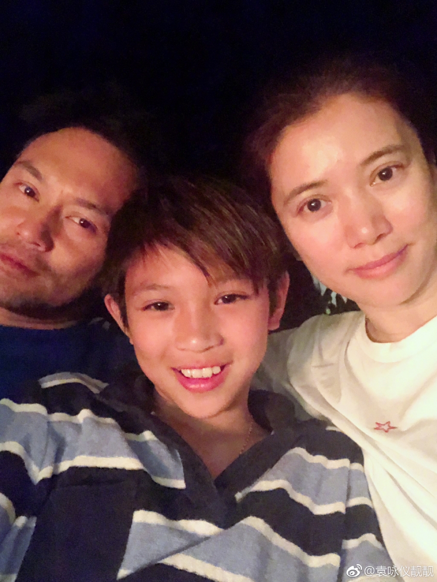 袁咏仪早前在参加一档综艺节目也自曝了自己积极备孕的故事，声称看着自己的儿子慢慢长大，很希望能拼二胎也让「魔童」有个伴一起玩。