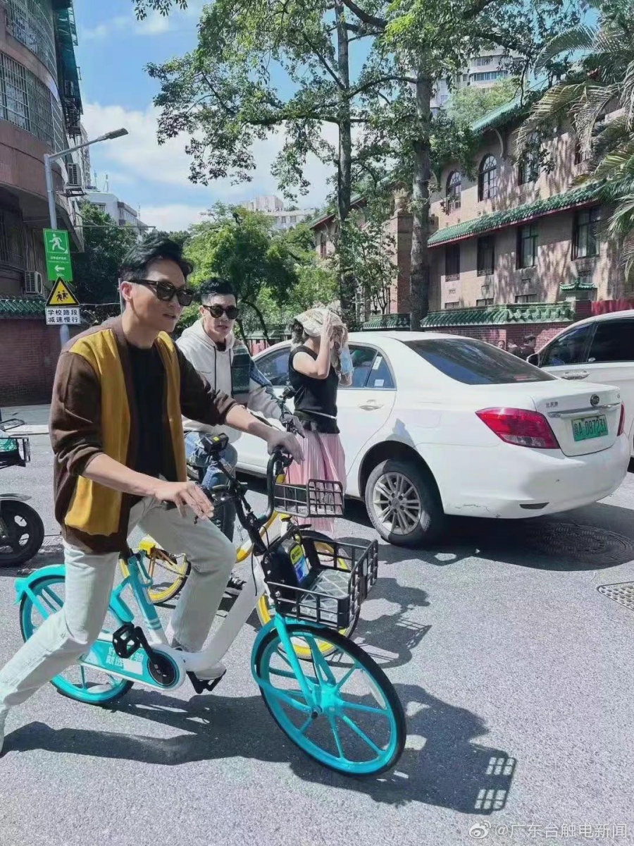 现场粉丝路透照片和影片可见5位哥哥们齐齐便装上阵、愉快骑脚踏车“扫街”。