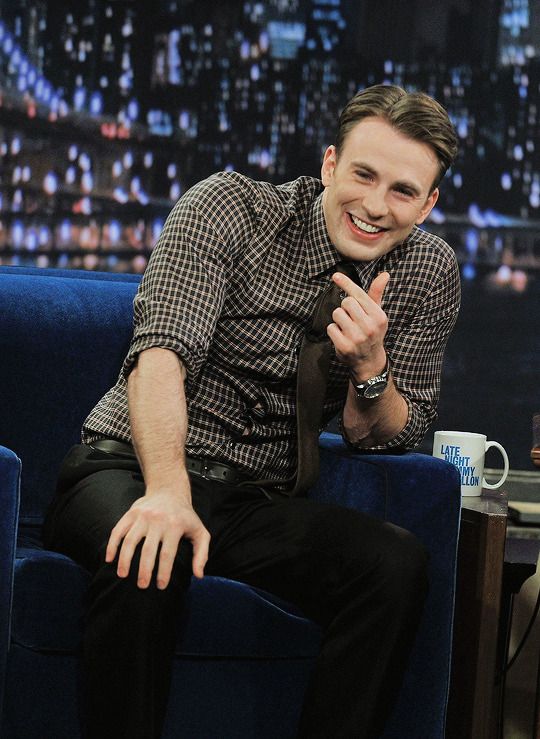 原来美国队长曾患过忧郁:焦虑症。他自曝很怕受到媒体的访问,手心会不自觉冒汗焦虑不已。很多时候,他还会出现幻听~